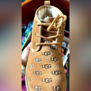 These are Ugg’s. I worn them maybe twice. Size 9